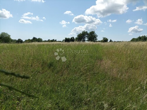 Malo poljoprivredno zemljište u blizini sela