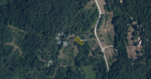 Malo poljoprivredno zemljište u blizini sela
