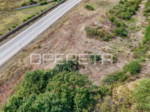 Građevinsko zemljište 2.746 m2 u Marčani na rubu građevinske zone
