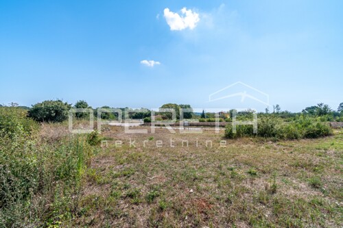 Građevinsko zemljište 2.746 m2 u Marčani na rubu građevinske zone