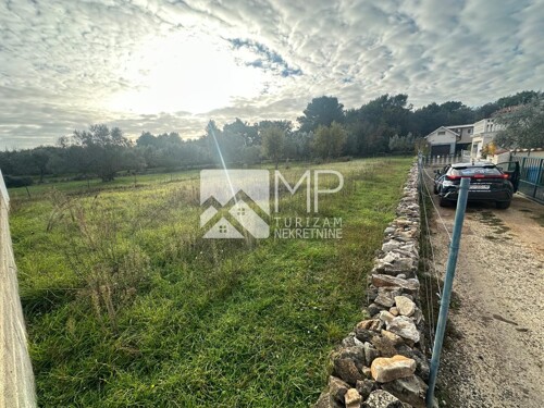Galižana, građevinsko zemljište 746 m2, 300 m od glavne cest