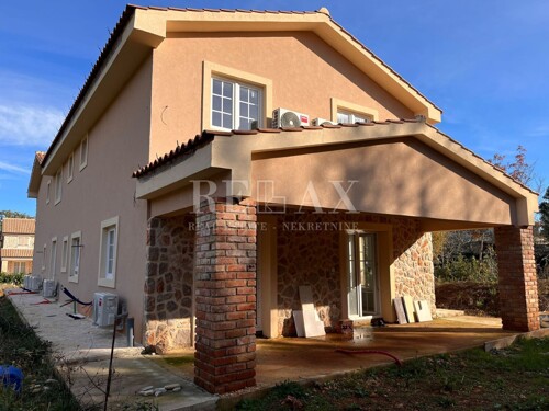 Krk, Risika- kamene kuće sa bazenima