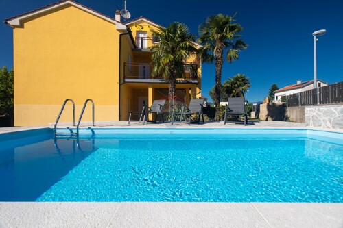 OTOK KRK,NJIVICE kuća sa pet apartmana i bazenom