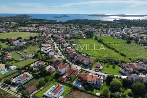 Istra, Fažana, Valbandon, građevinsko zemljište na mirnoj lokaciji, PRILIKA!
