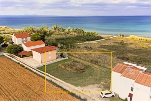 Atraktivno građevinsko zemljište 633m² svega 130m od mora!