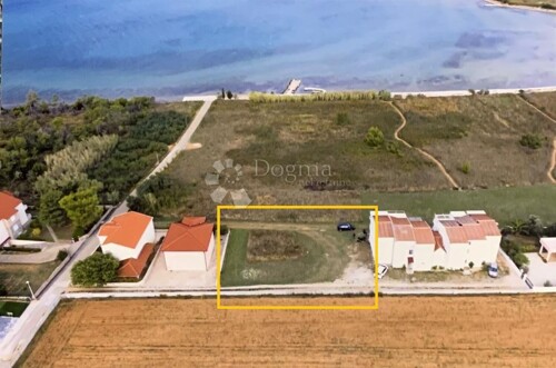 Atraktivno građevinsko zemljište 633m² svega 130m od mora!