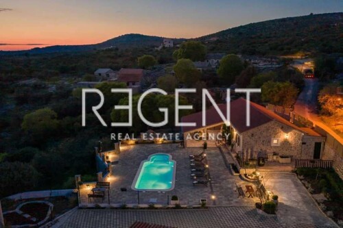 Šibenik, Rogoznica- Kamena kuća s bazenom i pogledom na more 100 m2