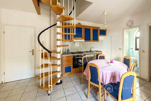 Dvoetažni apartman na mirnoj lokaciji