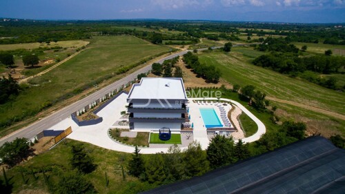 Novouređena villa sa bazenom i prekrasnom okućnicom!