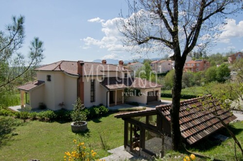 KASTAV, luksuzna vila s vrtom i bezvremenskim stilom