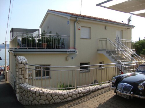 Novi Vinodolski - Kuća sa 4 apartmana 70 m od mora