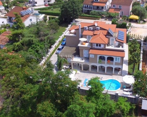 Istra, Poreč - apartmanska kuća s bazenom, 685 m2