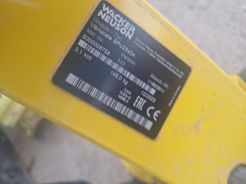Vibro ploča Wacker-Neuson BPU2540A Težine 145 Kg.