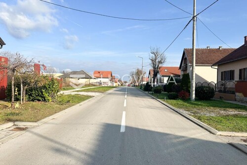 Vukovar, Sajmište, građevinsko zemljište površine 298 m2 s upisanom kućom