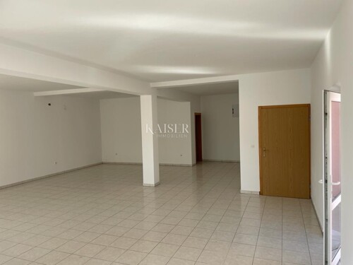 Istra, Novigrad - Stan 35 m2+loggia 5 m2 i Poslovni prostor