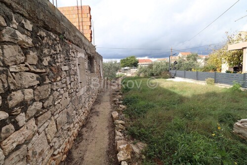 Prodaja, o. Krapanj, kamena kuća površine 70 m2, za uređenje