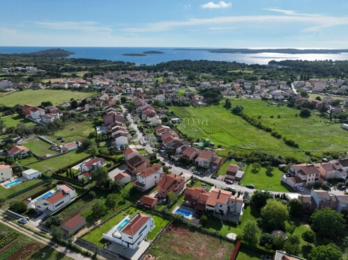 GRAĐEVINSKO ZEMLJIŠTE 690M2 U BLIZINI MORA