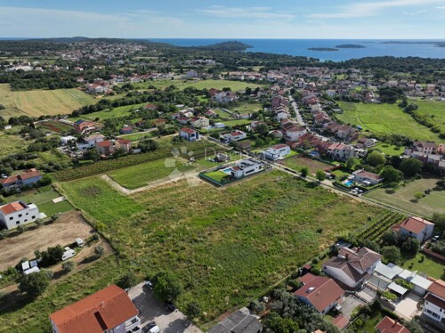 GRAĐEVINSKO ZEMLJIŠTE 690M2 U BLIZINI MORA