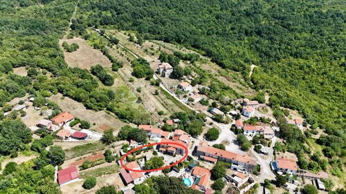 KUĆA U NIZU NA SELU, SA GARAŽOM I VRTOM