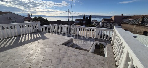 CRIKVENICA, kuća s tri apartmana blizu mora i centra!