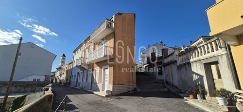 CRIKVENICA, kuća s dva stana blizu centra grada, SNIŽENO!