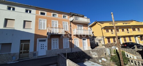 CRIKVENICA, kuća s dva stana blizu centra grada, SNIŽENO!