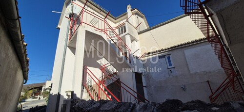 JADRANOVO, kuća s pet apartmana, 450 m od mora