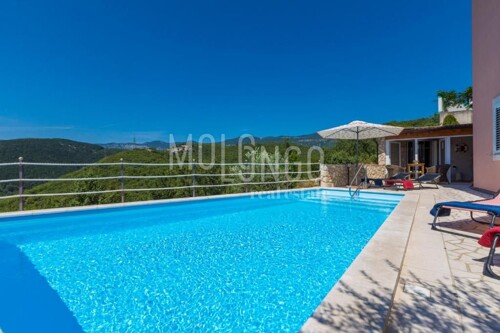 CRIKVENICA, vila s 3 stana i bazenom