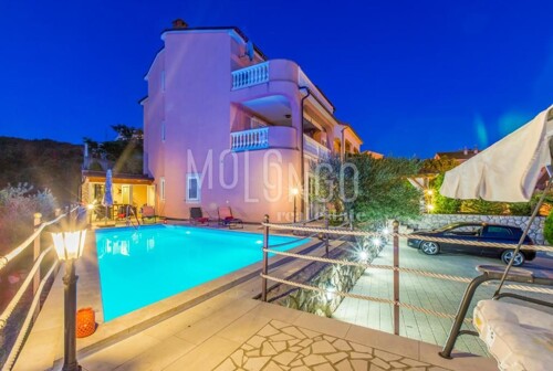 CRIKVENICA, vila s 3 stana i bazenom