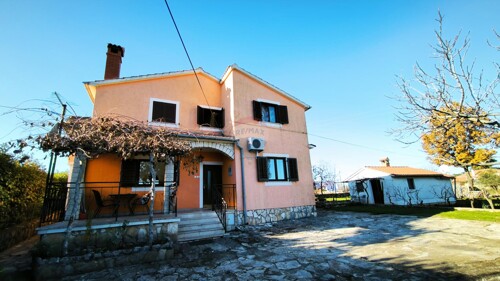 Istra, Rovinjsko selo - kuća sa tri stana i velikom okućnico