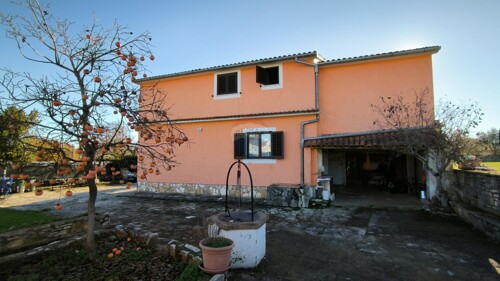 Istra, Rovinjsko selo - kuća sa tri stana i velikom okućnico