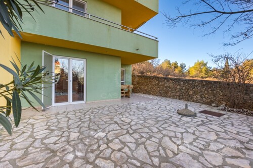 Apartman u prizemlju sa okućnicom