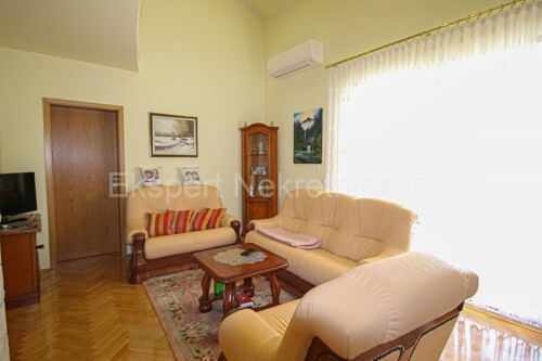K. Lukšić, samostojeća kuća 320 m2 s okućnicom 1000 m2, 2. red do mora