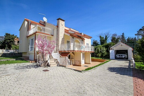 K. Lukšić, samostojeća kuća 320 m2 s okućnicom 1000 m2, 2. red do mora