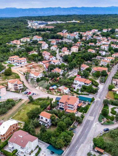 MALINSKA - GRAĐEVINSKO ZEMLJIŠTE S IDEJNIM PROJEKTOM ZA TRI