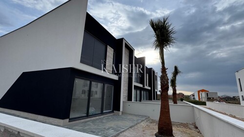 Zadar, Privlaka dvoetažni stan s privatnim vrtom, 400m od m