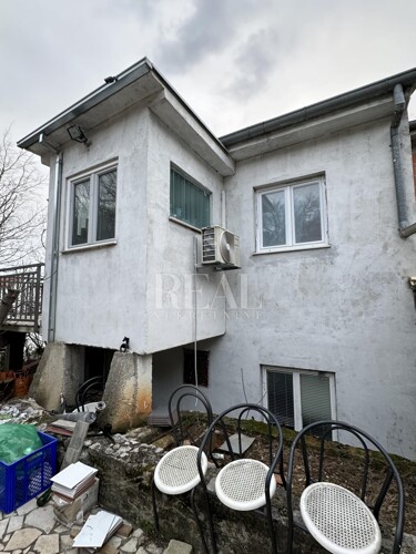 Kuća za adaptaciju s prekrasnim pogledom, tri stana,230 m2
