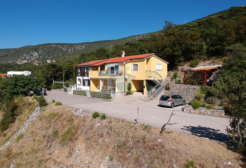 Senj, Sv. Juraj - Kuća sa 4 apartmana 1.red do mora