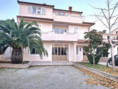 Štinjan kuća sa 4 apartmana i poslovnim prostorom !