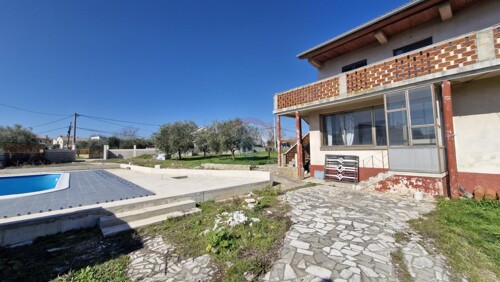 Istra, Rakalj- kuća s bazenom i građevinskim zemljištem