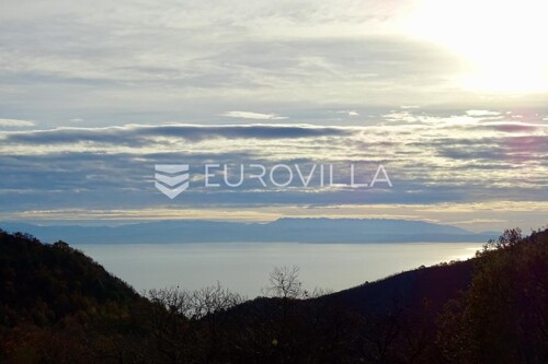 Lovranska Draga, teren s pogledom, čeka svog izbirljivog vlasnika