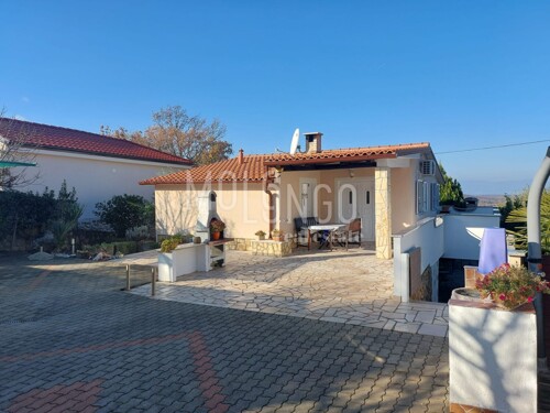 KRK, HLAPA samostojeća kuća s uređenom i lijepom okućnicom