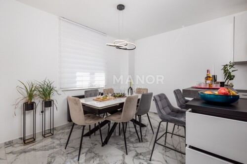 RIJEKA, COSTABELLA - Villa s dva stana, bazenom i parkingom,