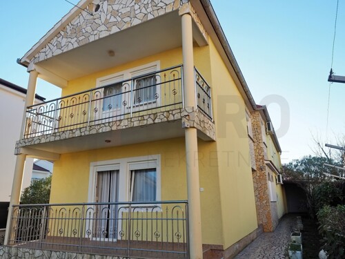 Šilo, samostojeća kuća s 5 apartmana blizu plaže, PRODAJA!