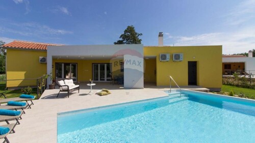 Istra, Svetvinčenat, prostrana villa sa bazenom u oazi mira