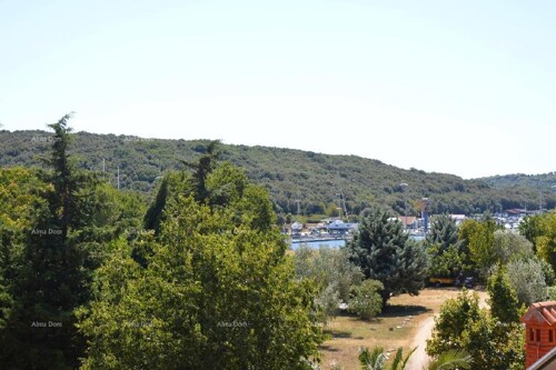 Kuća Kuća sa četri odvojena stana. 1 km do Verudele.