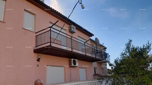 Kuća Prodaja, Ližnjan , kuća u nizu sa tri apartmana.