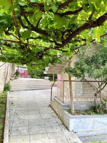 Kuća Pula! Etažiran stan u kući s garažom i okućnicom u centru grada,