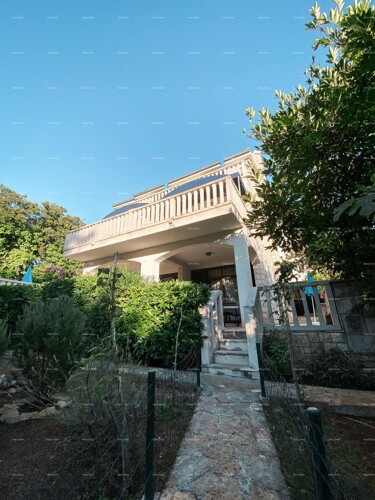 Kuća Prodaja prekrasne vile sa 6 apartmana na jednoj od najboljih lokacija u...