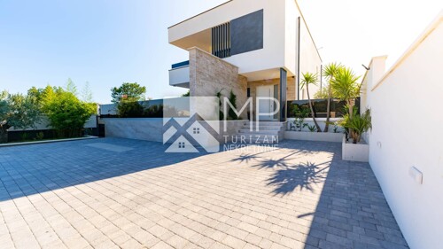 Medulin, moderna vila s bazenom na top lokaciji, pogled na m
